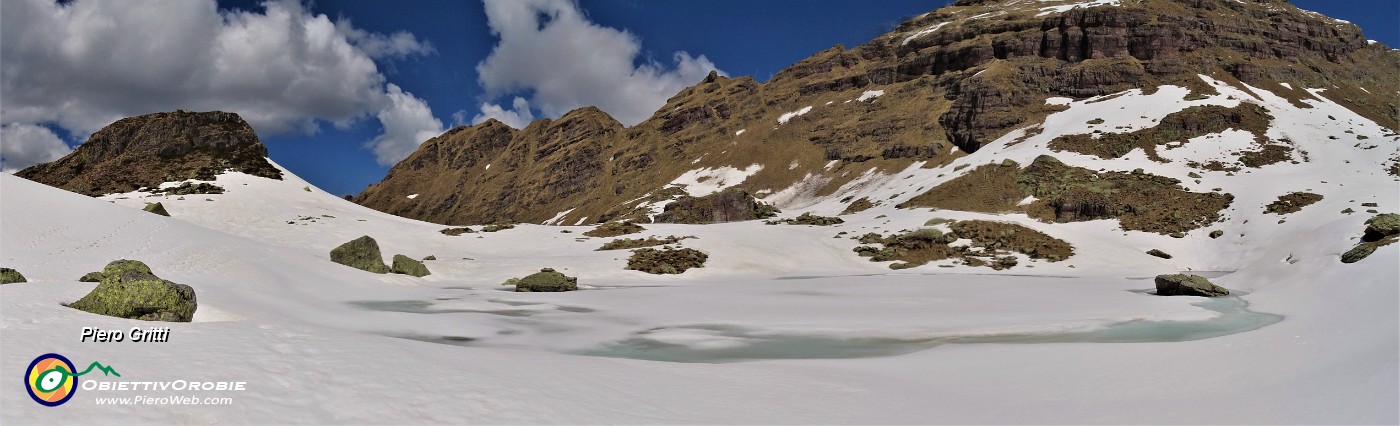 05 Il Laghetto di Pietra Quadra (2100 m) accenna a disgelarsi.jpg